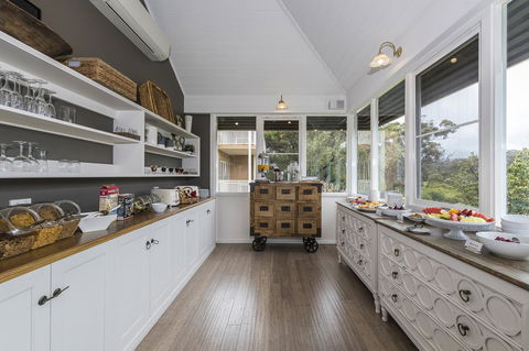 Grand Mercure Basildene Manor - Holiday Find 12