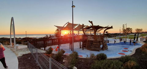 Scarborough Beach Front Resort - Shell Ten - Holiday Find 18