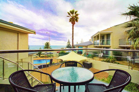 Scarborough Beach Front Resort - Shell Ten - Holiday Find 11