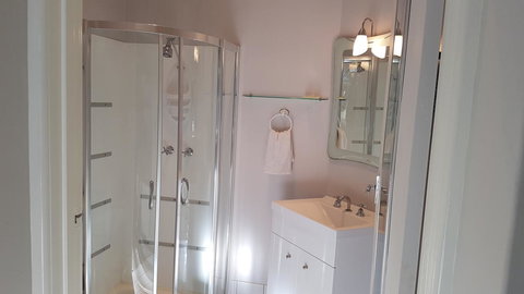 Stirling Apartments - Studio 1 - Holiday Find 3