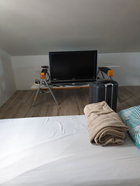 DIANELLA Budget Rooms Happy Place To Stay - Holiday Find 6