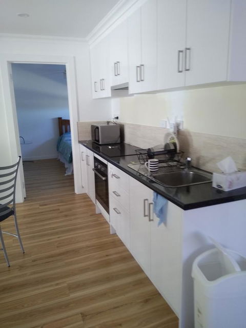 DIANELLA Budget Rooms Happy Place To Stay - Holiday Find 9