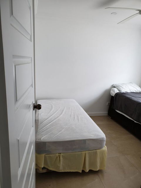 DIANELLA Budget Rooms Happy Place To Stay - Holiday Find 1