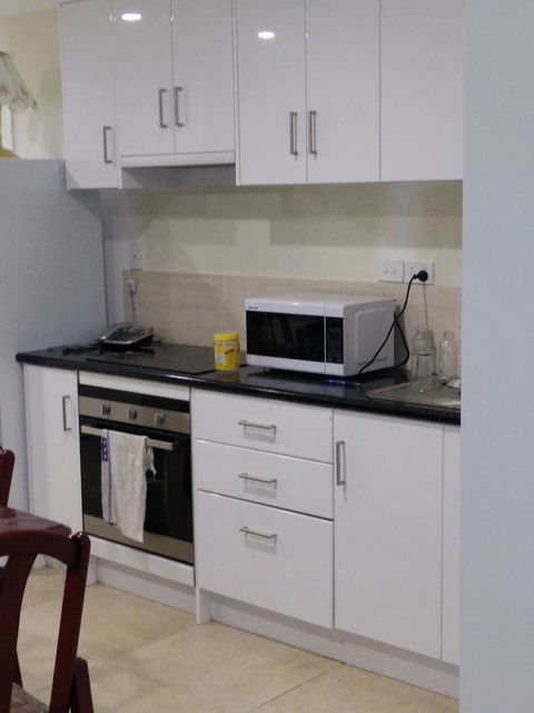 DIANELLA Budget Rooms Happy Place To Stay - Holiday Find 25