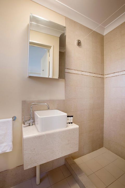 Nightcap At The Ship Inn - Holiday Find 3