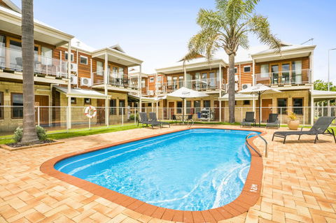 Nightcap At The Ship Inn - Holiday Find 5