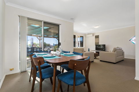 Como South Perth Villa - Holiday Find 8