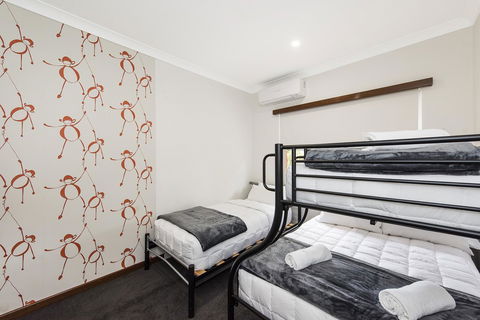 Big House Heated Pool 11 Beds Como / South Perth / Applecross - Holiday Find 24