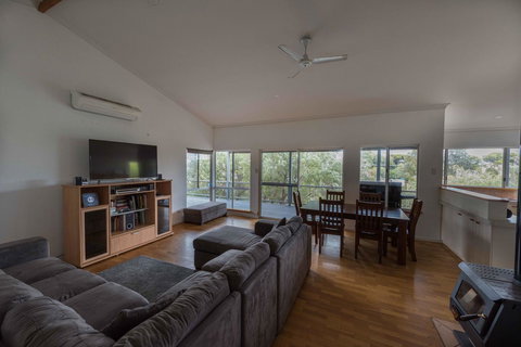 Peppy Beach Ocean Views - Holiday Find 4