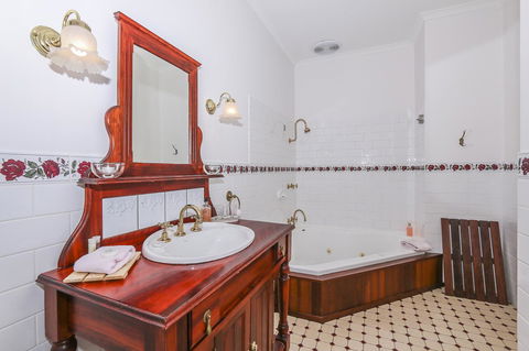 Rosebridge House Bed & Breakfast Adult Retreat - Holiday Find 10
