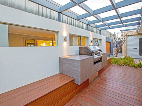 Magnificent Beach Retreat - Holiday Find 36