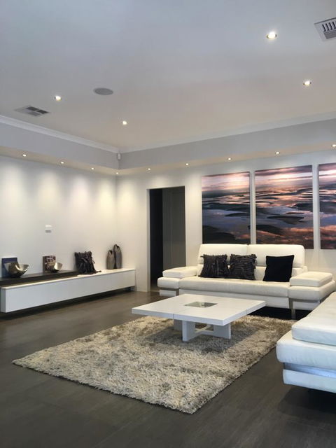 Magnificent Beach Retreat - Holiday Find 31