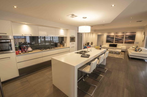 Magnificent Beach Retreat - Holiday Find 27