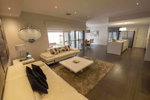 Magnificent Beach Retreat - Holiday Find 23