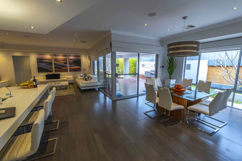 Magnificent Beach Retreat - Holiday Find 29