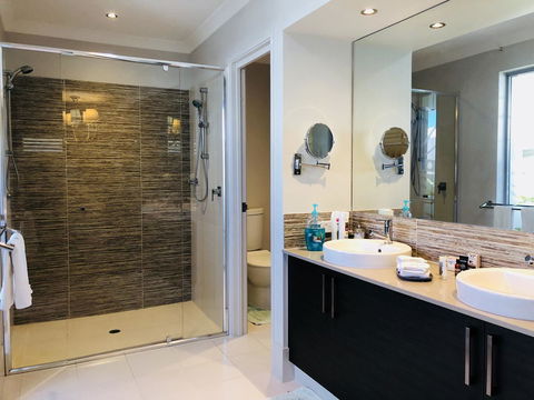 Magnificent Beach Retreat - Holiday Find 11