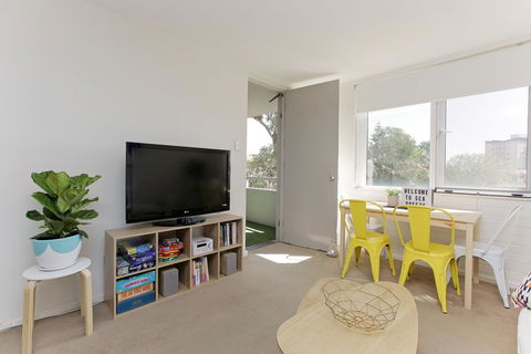 SEA BREEZE â€“ Between Cottesloe Beach & Swan River - Holiday Find 1