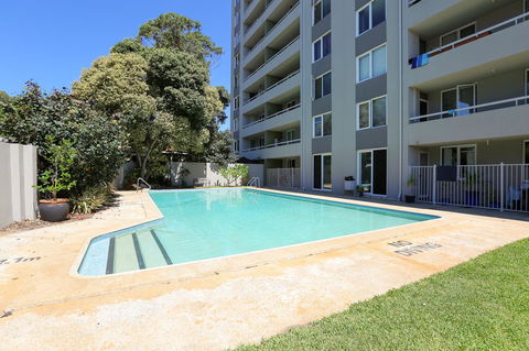 SEA BREEZE â€“ Between Cottesloe Beach & Swan River - Holiday Find 4