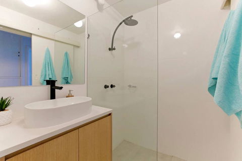SEA BREEZE â€“ Between Cottesloe Beach & Swan River - Holiday Find 11