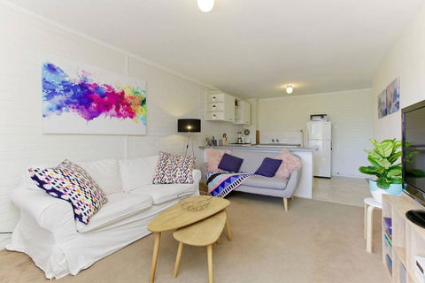 SEA BREEZE â€“ Between Cottesloe Beach & Swan River - Holiday Find 0