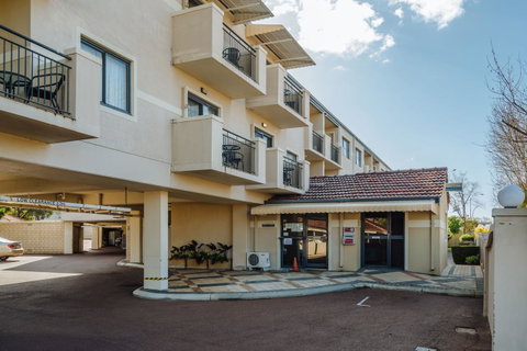 Canning Bridge Auto Lodge - Holiday Find 8