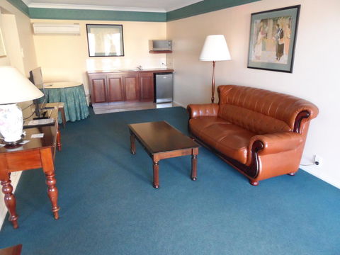 Clifton Motel & Grittleton Lodge - Holiday Find 25