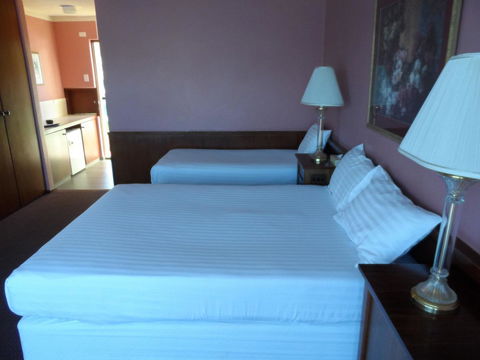 Clifton Motel & Grittleton Lodge - Holiday Find 18