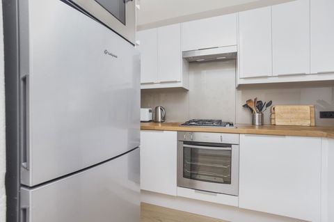Gorgeous 26 1 Bed Designer Fitout Perfect Location - Holiday Find 0