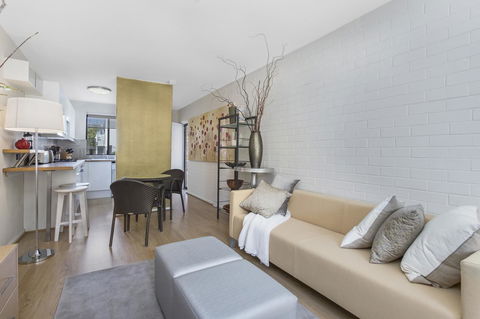 Gorgeous 26 1 Bed Designer Fitout Perfect Location - Holiday Find 24