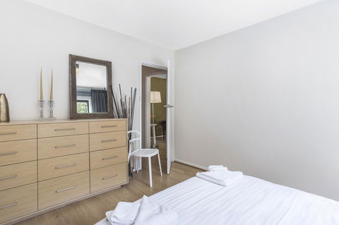 Gorgeous 26 1 Bed Designer Fitout Perfect Location - Holiday Find 17