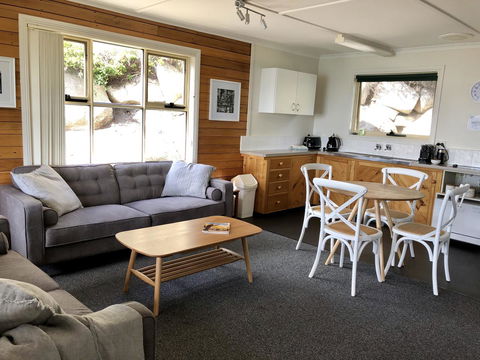 BINALONG BEACH COTTAGE Beachfront At Bay Of Fires Next To Restaurant - Holiday Find 2