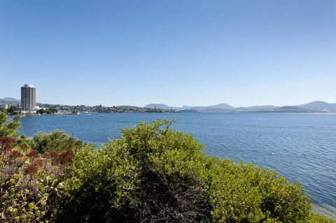 Sandy Bay Waterfront Home - Holiday Find 14