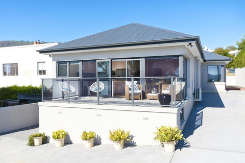 Sandy Bay Waterfront Home - Holiday Find 33
