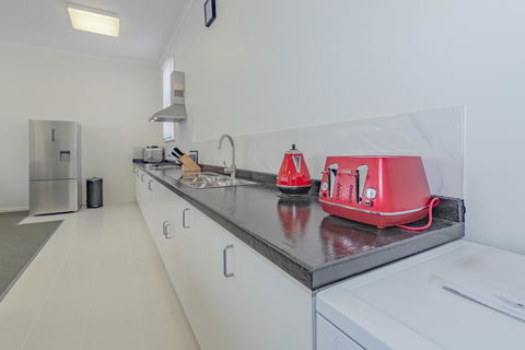 4 Bedroom House - Hobart CBD - Free Parking - Free WIFI - Holiday Find 2