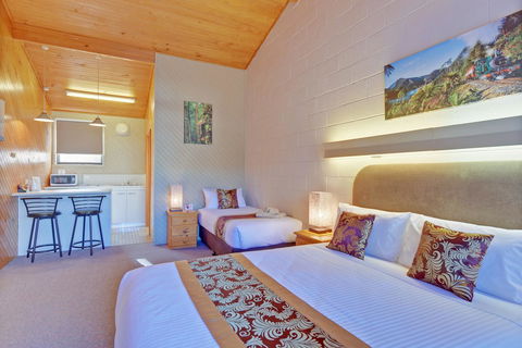 Gold Rush Inn - Holiday Find 4