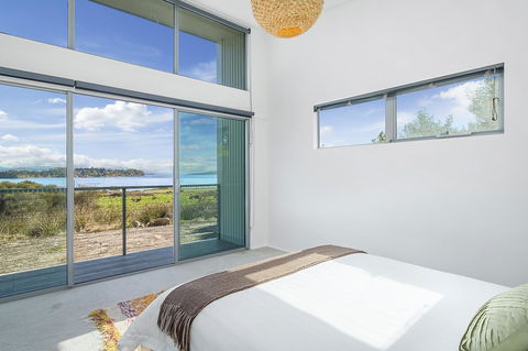 Sunset Bay Escape - Holiday Find 9