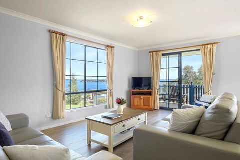 Omaroo Cottage Bruny Island - Holiday Find 1