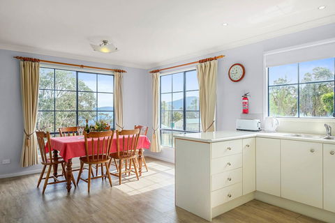 Omaroo Cottage Bruny Island - Holiday Find 6