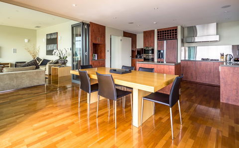 Lenna Of Hobart - Holiday Find 40