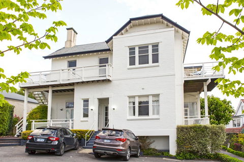 Highbury Apartments - Holiday Find 12