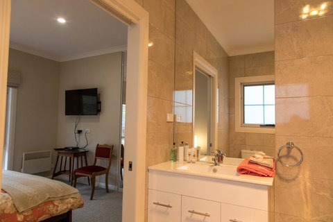 Mountain Blue Guest House - Holiday Find 13