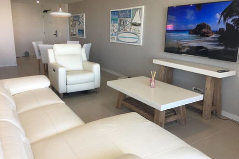 NEW UPMARKET COMFORTABLE 2 Bed, 2 Bath, OCEAN VIEWS, 250m To BUDDINA BEACH! - Holiday Find 3