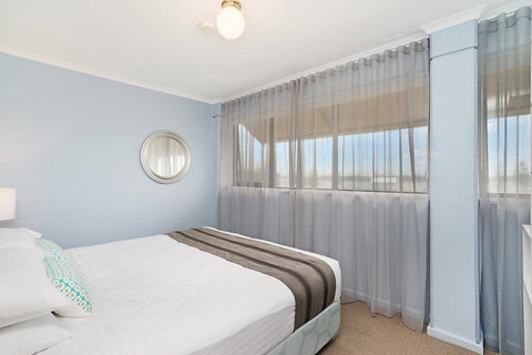 Newcastle Short Stay Apartments - Flagstaff Apartment - Holiday Find 2