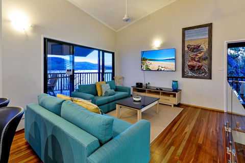 NEWLY BEAUTFULLY RENOVATED 16 The Casuarina - 3 Bedroom House With 180 Degree Ocean Views - Holiday Find 3