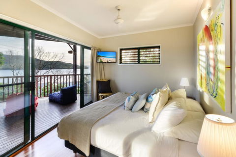NEWLY BEAUTFULLY RENOVATED 16 The Casuarina - 3 Bedroom House With 180 Degree Ocean Views - Holiday Find 2