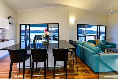 NEWLY BEAUTFULLY RENOVATED 16 The Casuarina - 3 Bedroom House With 180 Degree Ocean Views - Holiday Find 1