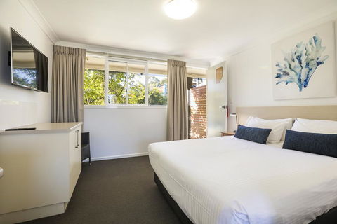 Nightcap At Golden Beach Tavern - Holiday Find 1