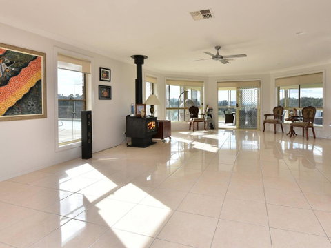 Noble Willow Estate Lovedale. Super Spacious, With Views And Pool - Holiday Find 1