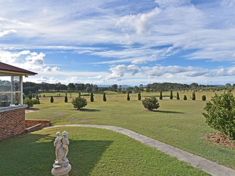 Noble Willow Estate Lovedale. Super Spacious, With Views And Pool - Holiday Find 2
