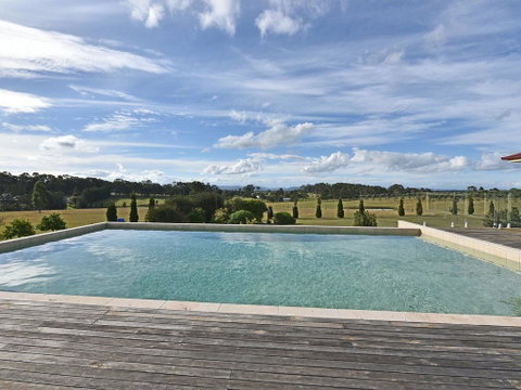 Noble Willow Estate Lovedale. Super Spacious, With Views And Pool - Holiday Find 0